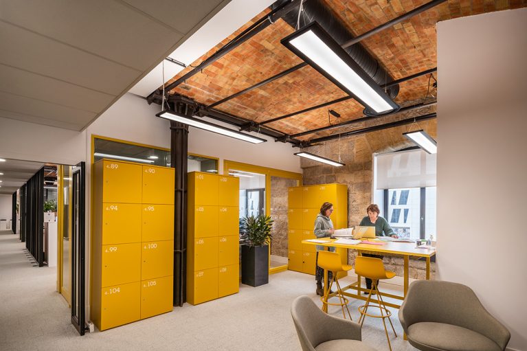 Siege-de-Pernod-Ricard-France-Les-Docks-Marseille-Eclairage-interieur-salle-de-reunion-BET-Indigo-Energie-Luminaires-Luceo-Slim-LED-noir-Copyright-Trilux