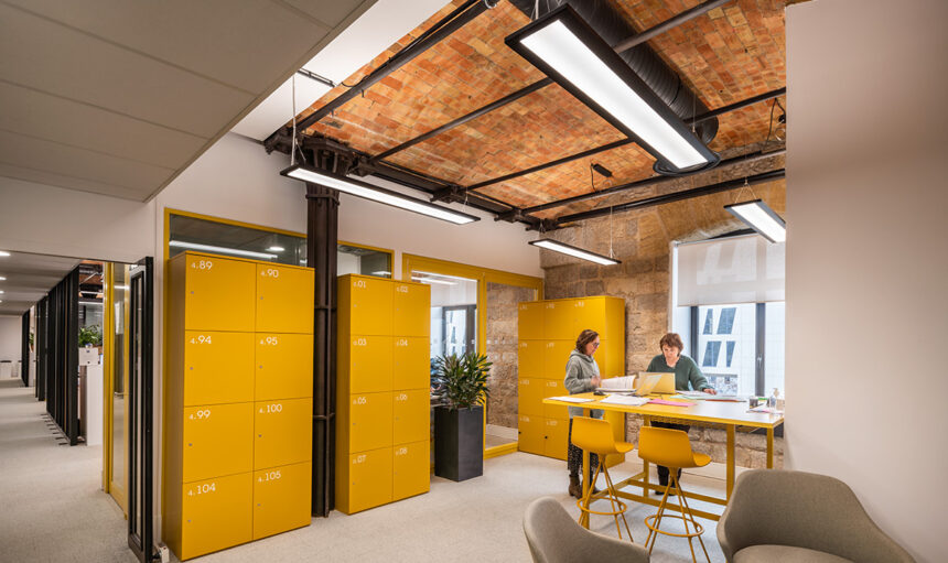 Siege-de-Pernod-Ricard-France-Les-Docks-Marseille-Eclairage-interieur-salle-de-reunion-BET-Indigo-Energie-Luminaires-Luceo-Slim-LED-noir-Copyright-Trilux